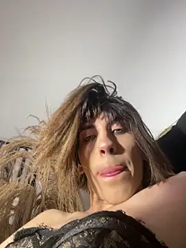 Snapshot of SiaraRealist chatting on 04.02.26 SiaraRealist online show from 04.02.26