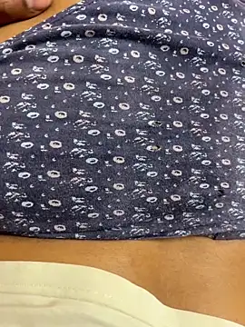 Snapshot of Hansikahanish8 chatting on 10.16.25 Hansikahanish8 online show from 10.16.25