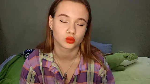 Snapshot of QuiveredFrown chatting on 10.17.25 QuiveredFrown online show from 10.17.25