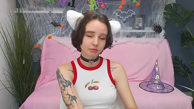 Snapshot of PeachyDream_ chatting on 10.21.25 PeachyDream online show from 10.21.25