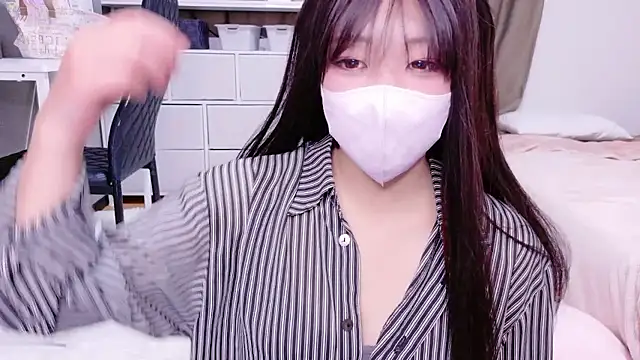 Snapshot of YuKa-zaurusu chatting on 11.17.25 YuKa-zaurusu online show from 11.17.25