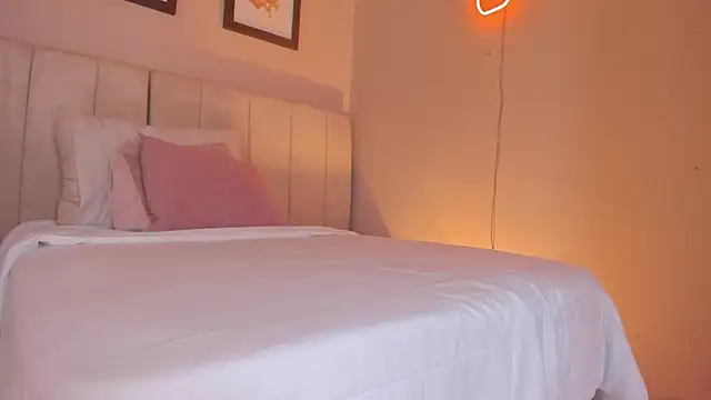 Snapshot of _alison_c chatting on 10.14.25 alison c online show from 10.14.25