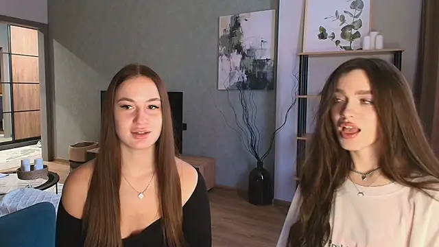 Snapshot of MayaGlow chatting on 11.21.25 MayaGlow online show from 11.21.25