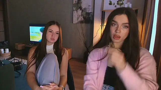 Snapshot of MayaGlow chatting on 11.23.25 MayaGlow online show from 11.23.25