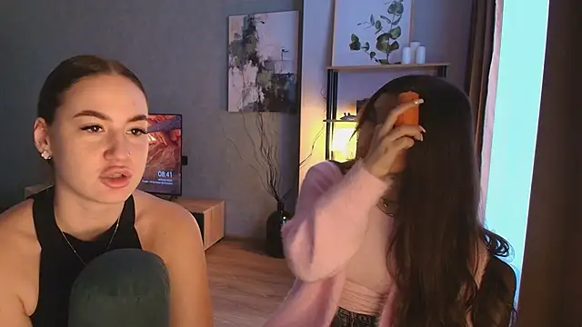 Snapshot of MayaGlow chatting on 11.27.25 MayaGlow online show from 11.27.25