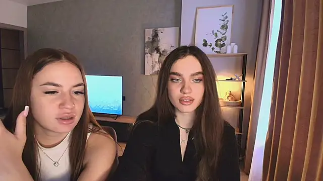 Snapshot of MayaGlow chatting on 11.30.25 MayaGlow online show from 11.30.25