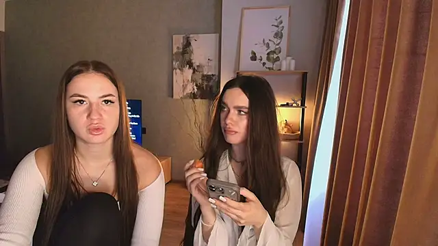 Snapshot of MayaGlow chatting on 12.01.25 MayaGlow online show from 12.01.25