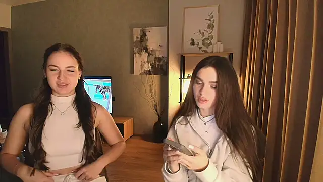 Snapshot of MayaGlow chatting on 12.04.25 MayaGlow online show from 12.04.25