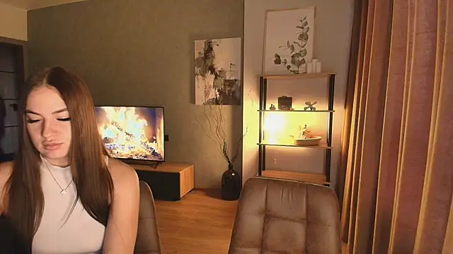 Snapshot of MayaGlow chatting on 12.05.25 MayaGlow online show from 12.05.25