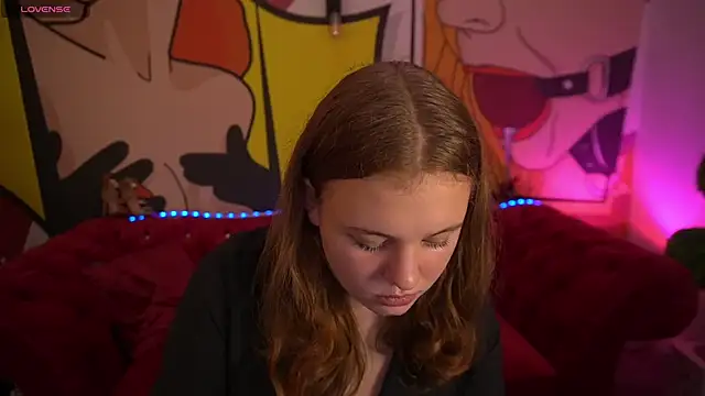 Snapshot of SnowWhiti chatting on 10.17.25 SnowWhiti online show from 10.17.25