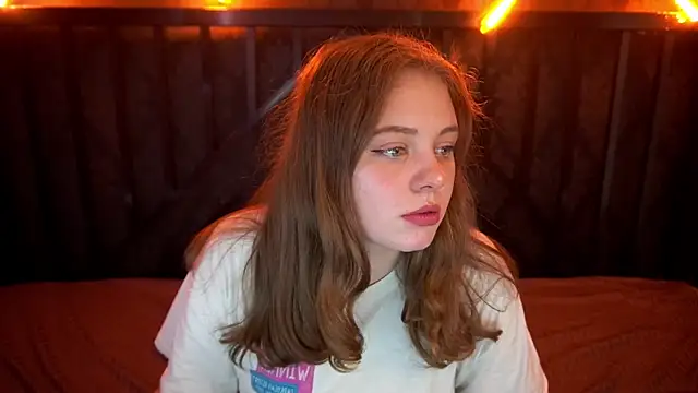 Snapshot of SnowWhiti chatting on 10.23.25 SnowWhiti online show from 10.23.25