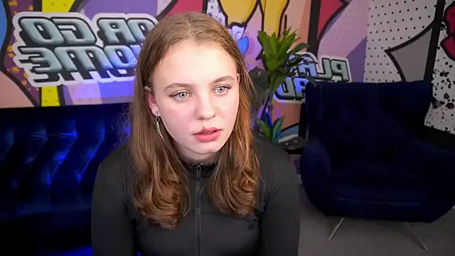 Snapshot of SnowWhiti chatting on 10.28.25 SnowWhiti online show from 10.28.25