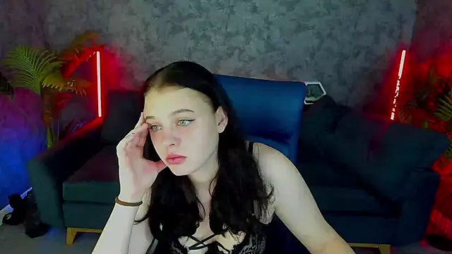 Snapshot of SnowWhiti chatting on 11.23.25 SnowWhiti online show from 11.23.25