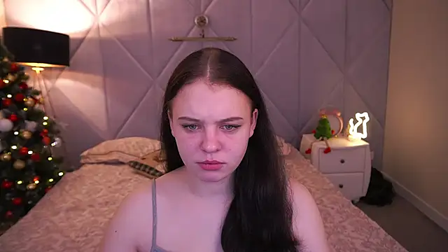 Snapshot of SnowWhiti chatting on 12.14.25 SnowWhiti online show from 12.14.25