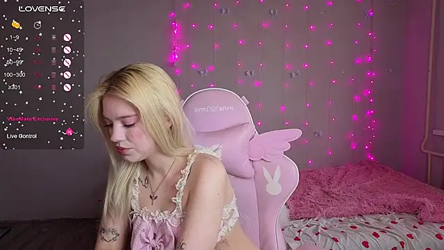 myprettylola online show from 04.04.26