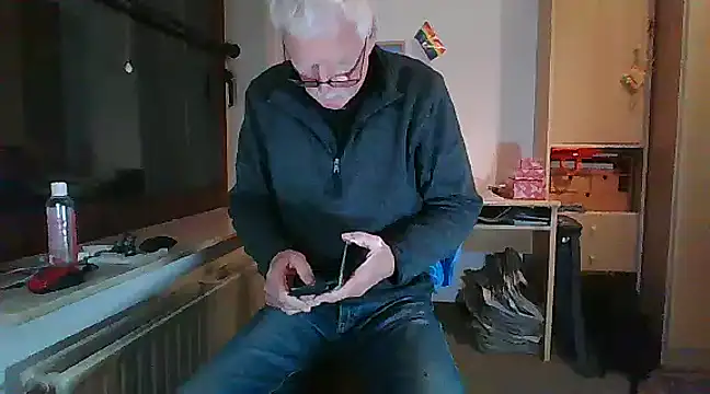 Snapshot of super-snoopy chatting on 12.07.24 super-snoopy online show from 12.07.24