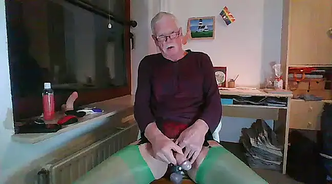 Snapshot of super-snoopy chatting on 12.23.24 super-snoopy online show from 12.23.24