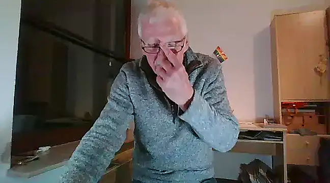 Snapshot of super-snoopy chatting on 12.25.24 super-snoopy online show from 12.25.24