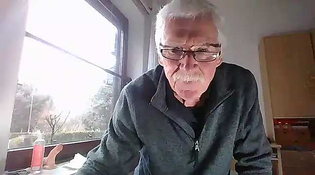 Snapshot of super-snoopy chatting on 02.02.25 super-snoopy online show from 02.02.25