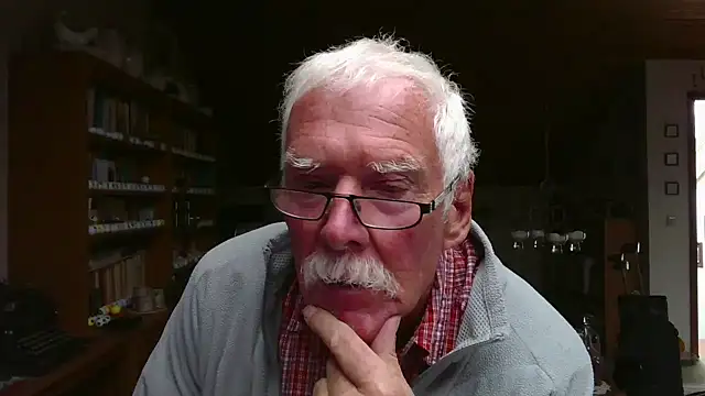 Snapshot of super-snoopy chatting on 09.14.25 super-snoopy online show from 09.14.25