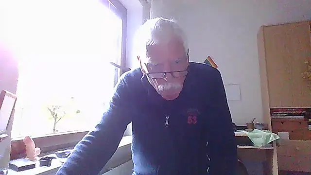 Snapshot of super-snoopy chatting on 10.05.25 super-snoopy online show from 10.05.25