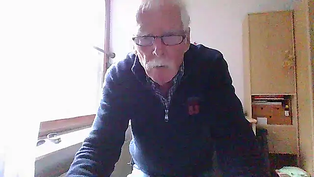 Snapshot of super-snoopy chatting on 10.26.25 super-snoopy online show from 10.26.25