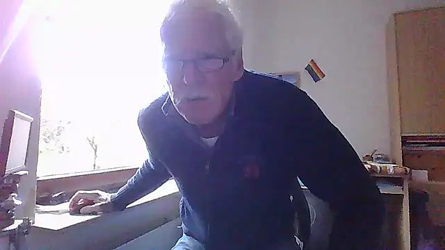 Snapshot of super-snoopy chatting on 11.02.25 super-snoopy online show from 11.02.25