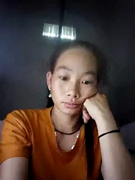 Snapshot of gio-thu chatting on 10.11.25 gio-thu online show from 10.11.25