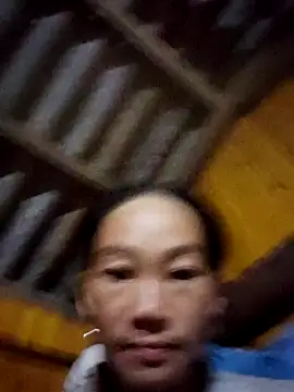 Snapshot of gio-thu chatting on 10.12.25 gio-thu online show from 10.12.25