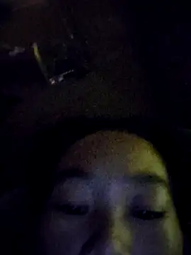 Snapshot of gio-thu chatting on 10.15.25 gio-thu online show from 10.15.25