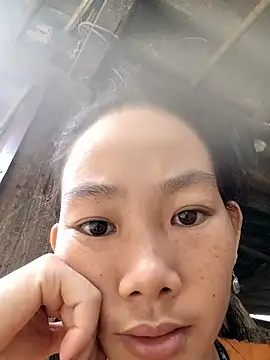 Snapshot of gio-thu chatting on 10.19.25 gio-thu online show from 10.19.25