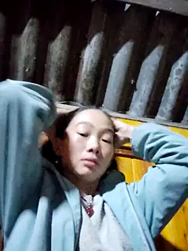 Snapshot of gio-thu chatting on 11.17.25 gio-thu online show from 11.17.25