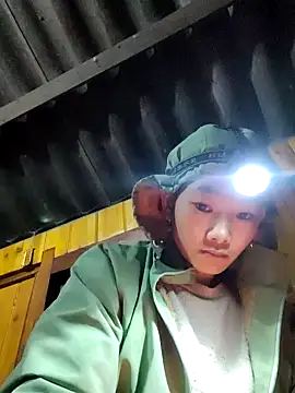 Snapshot of gio-thu chatting on 11.19.25 gio-thu online show from 11.19.25