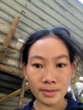 Snapshot of gio-thu chatting on 11.24.25 gio-thu online show from 11.24.25