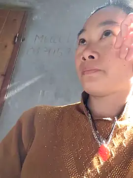 Snapshot of gio-thu chatting on 11.28.25 gio-thu online show from 11.28.25