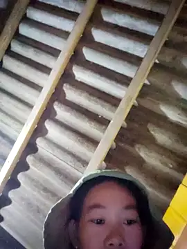 Snapshot of gio-thu chatting on 12.02.25 gio-thu online show from 12.02.25