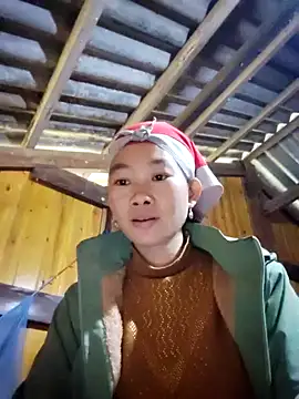 Snapshot of gio-thu chatting on 12.04.25 gio-thu online show from 12.04.25