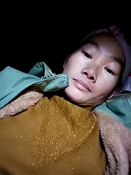 Snapshot of gio-thu chatting on 12.05.25 gio-thu online show from 12.05.25