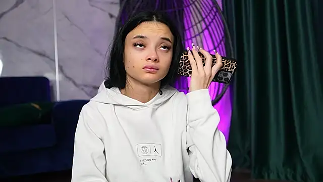 RachelRavee online show from 11.04.25