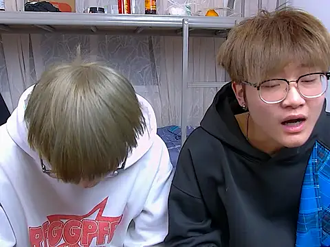 Snapshot of KK-cuteboy chatting on 12.14.25 KK-cuteboy online show from 12.14.25