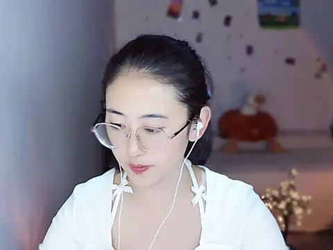 Snapshot of Queena_ chatting on 12.15.25 Queena online show from 12.15.25