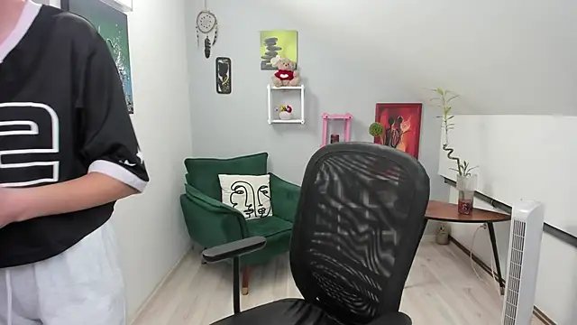 BettyJamess online show from 10.22.25