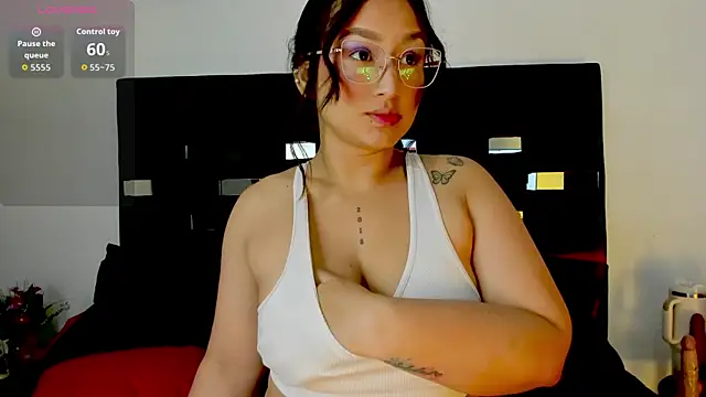 Snapshot of SussySunny_ chatting on 10.20.25 SussySunny online show from 10.20.25