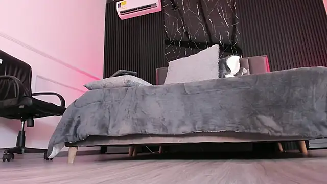 Snapshot of Miahsens chatting on 12.15.25 Miahsens online show from 12.15.25