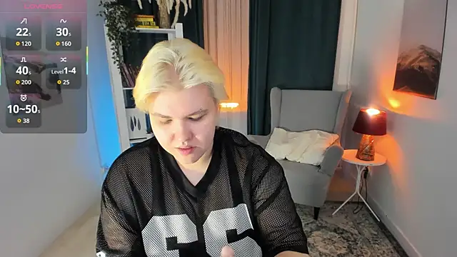Snapshot of roxie_luna chatting on 10.14.25 roxie luna online show from 10.14.25