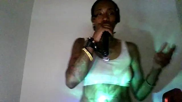 Snapshot of dezzidavill chatting on 06.22.26 dezzidavill online show from 06.22.26