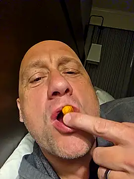 Snapshot of akstr8 chatting on 03.27.26 akstr8 online show from 03.27.26