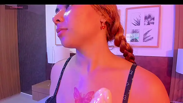 Snapshot of charlotte_rea chatting on 10.11.25 charlotte rea online show from 10.11.25