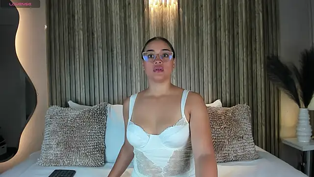 Snapshot of VanneCamiel chatting on 10.27.25 VanneCamiel online show from 10.27.25