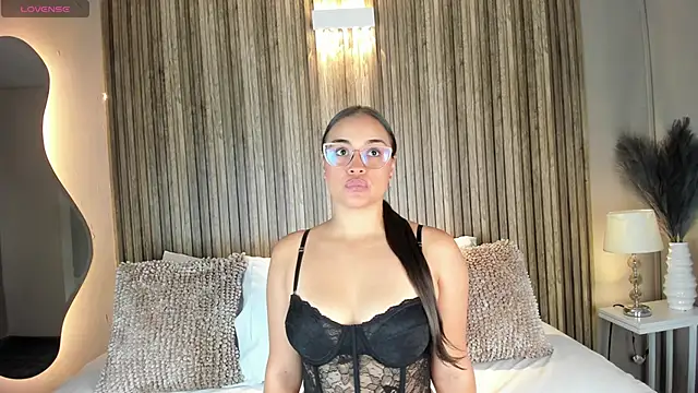 Snapshot of VanneCamiel chatting on 11.05.25 VanneCamiel online show from 11.05.25